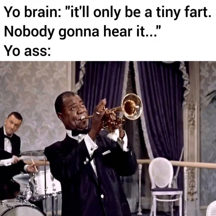 En man i smoking spelar trumpet i en elegant salong, medan en man spelar trummor i bakgrunden. Text ovan: "Yo brain: 'It’ll only be a tiny fart...'
