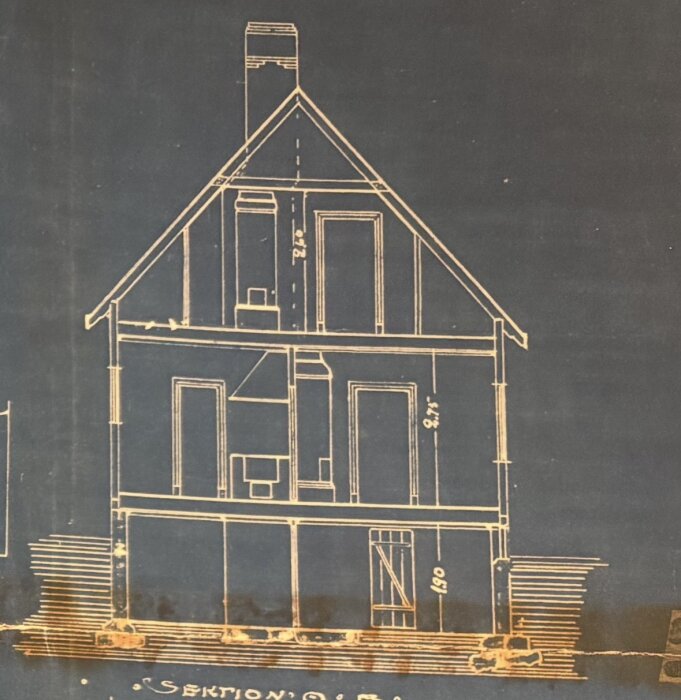 Gammal ritning av ett tvåvåningshus med källare från 1910. Sektionssnitt visar väggar och dörrar, troligen för källarutgrävningsanalys.