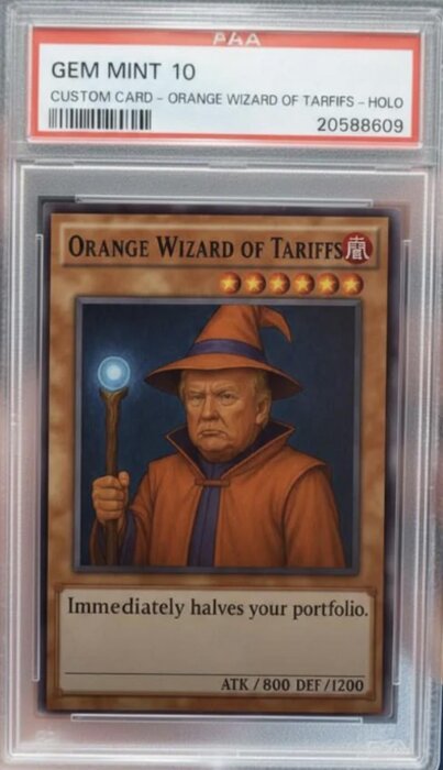 Samlarbild av "Orange Wizard of Tariffs" i en plastkapsel, graderad "GEM MINT 10". Figuren håller en stav och bär en orange trollkarlsdräkt.