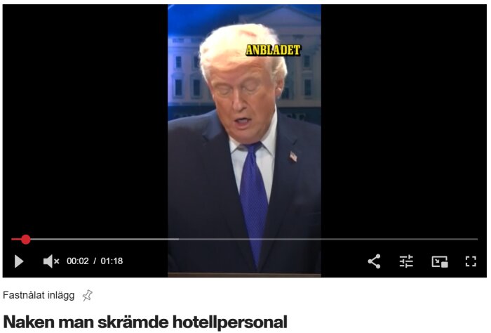 En person i kostym talar framför en byggnad i bakgrunden, med texten "ANBLADET" över huvudet.
