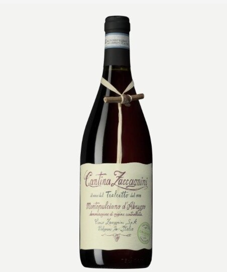 Flaska med rött vin, etiketten visar "Cantina Zaccagnini" Montepulciano d'Abruzzo.