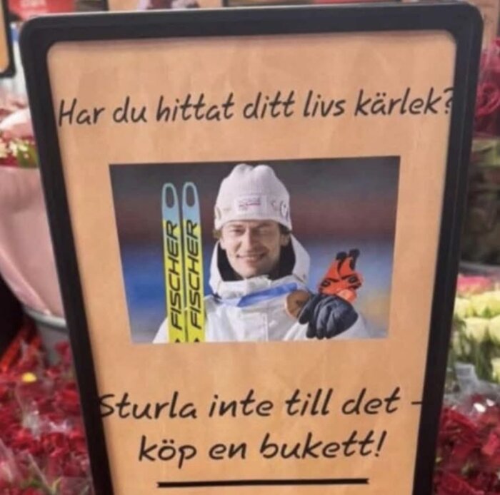 Skylten visar en skidåkare med texten "Har du hittat ditt livs kärlek? Sturla inte till det - köp en bukett!
