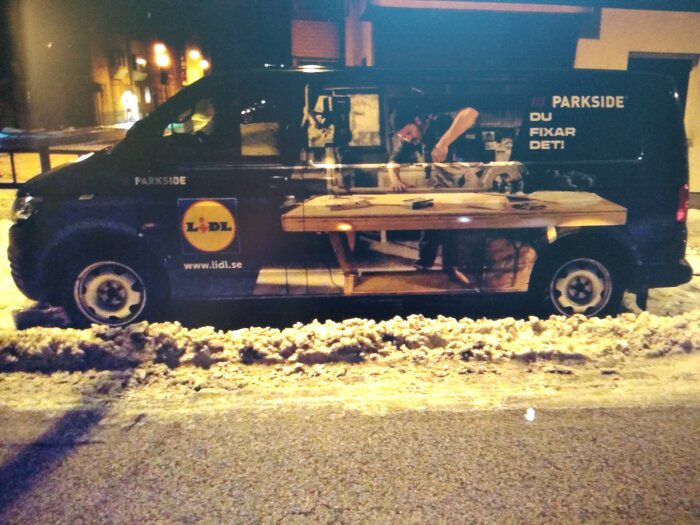 Parkside-märkt van med Lidl-logotyp parkerad på snöig gata.