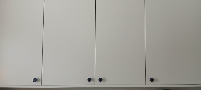 Beige skåpluckor med mörkgrå stomme.