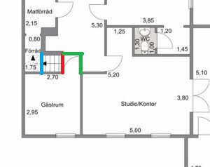 Planritning över ett hus med markerade linjer: blå för en dörr, grönt för ett icke-expanderbart område och rött för en föreslagen, kostnadseffektiv öppning.