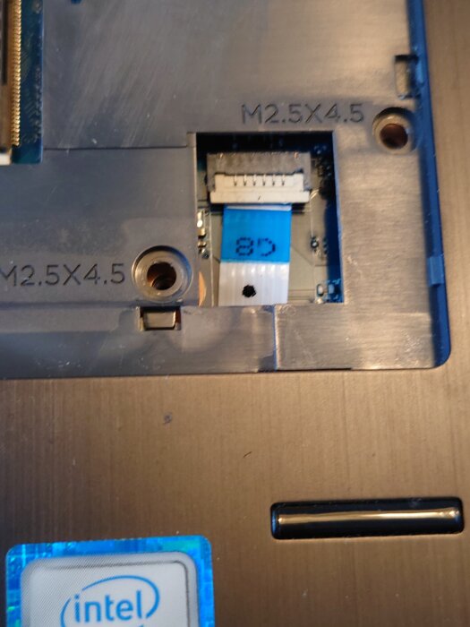 Bild på en kontakt i en elektronikkomponent med texten M2.5X4.5 synlig ovanför. Fråga om hur man demonterar kontakterna.