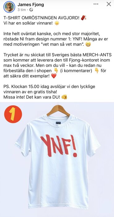 Vit t-shirt med röd text "YNF!" hängande på en trägalge, pratbubbla med nummer 1 synlig.