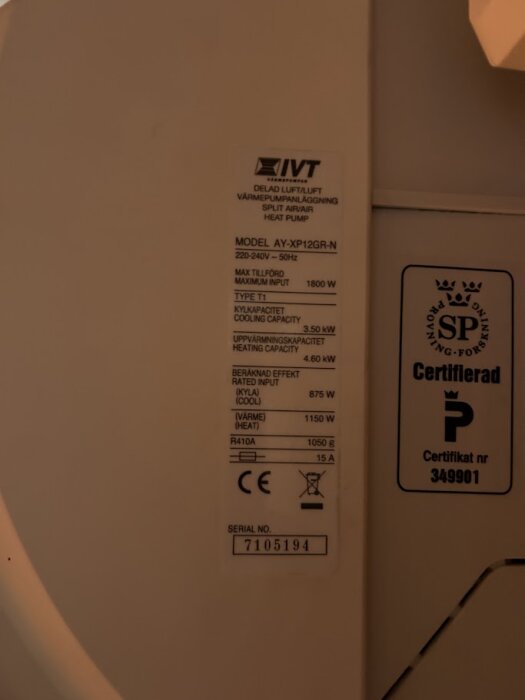 IVT Nordic Inverter värmepumps specifikationsetikett med modell AY-XP12GR-N, kyl- och uppvärmningskapacitet, effektdata och serienummer.