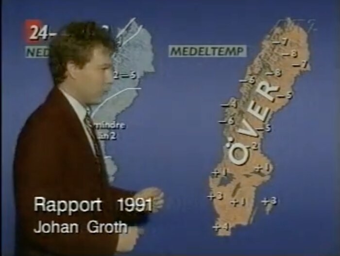 TV-skärm från 1991 med en väderkarta över Sverige. Presentatör står framför kartan som visar temperaturer. Texten "Rapport 1991 Johan Groth" syns.