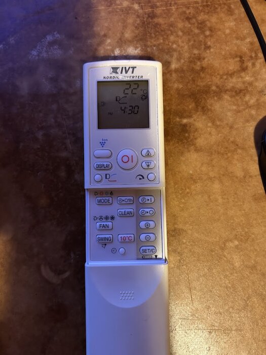 Fjärrkontroll för en IVT Nordic Inverter luftvärmepump, visar temperaturinställning på 22°C och klockslag 4:30 på displayen.