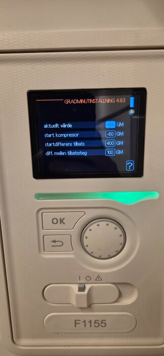 Display på värmepump visar inställningar för gradminut med aktuellt värde -94 GM, start kompressor -60 GM, startdifferens tillsats 400 GM.