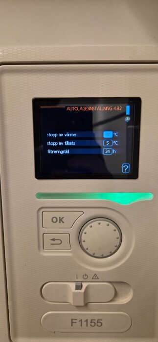 Styrpanel för värmepump med display som visar autolägesinställningar, inklusive temperatur för stopp av värme och tillsats samt filtreringstid.