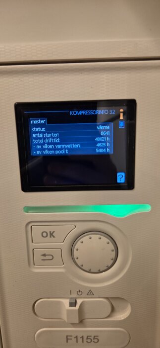 Display på en värmepump med information om kompressordrift, inklusive status, antal starter, total drifttid och använd tid för varmt vatten och poolvärme.