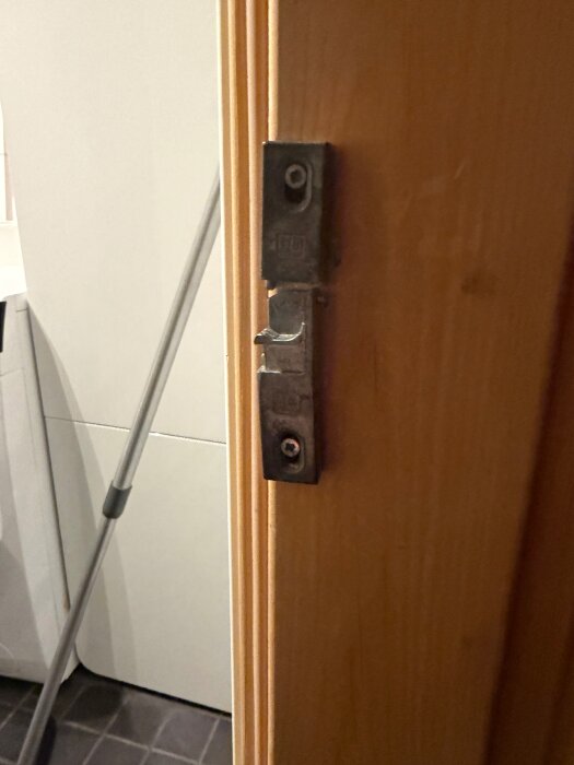 Utanpåliggande snäpplås på bastudörr; installerat ca 2010, fabrikat söks.