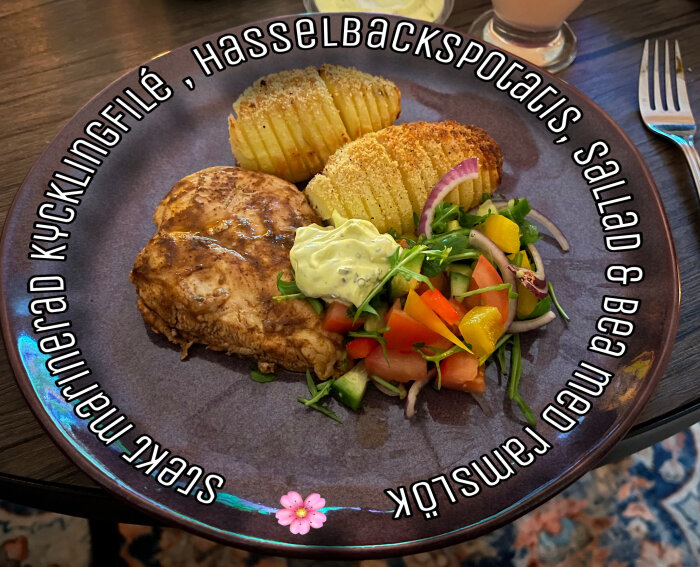 Tallrik med marinerad kycklingfilé, hasselbackspotatis, sallad och ramslöksbearnaise.