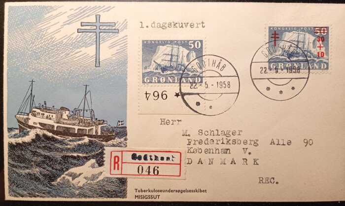 Första dagen-kuvert med bild av ett fartyg, korssymbol, två frimärken märkt Grönland, och poststämplar från Godthåb, daterat 22 maj 1958.