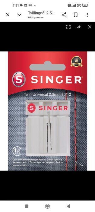 Förpackning med Singer tvillingnål 2,5 mm för symaskin, lämplig för lätta och medeltunga tyger, med röd logotyp och etikett.