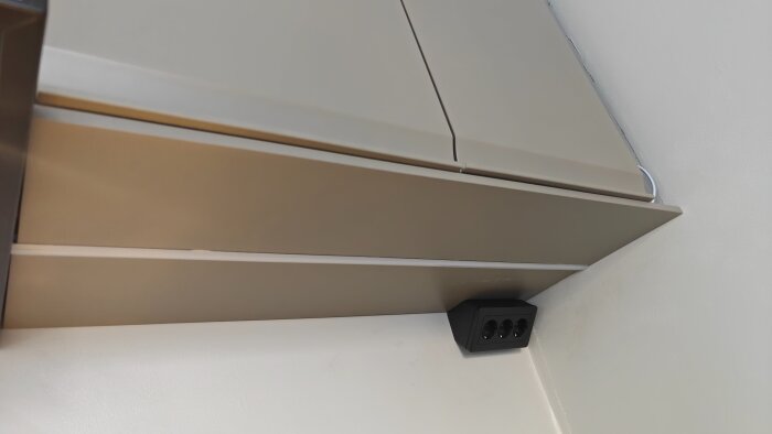 LED-lister installerade under köksskåp med aluprofil och inkopplad transformator, visar lösning med appstyrning eller trådlös dubbelvippa.