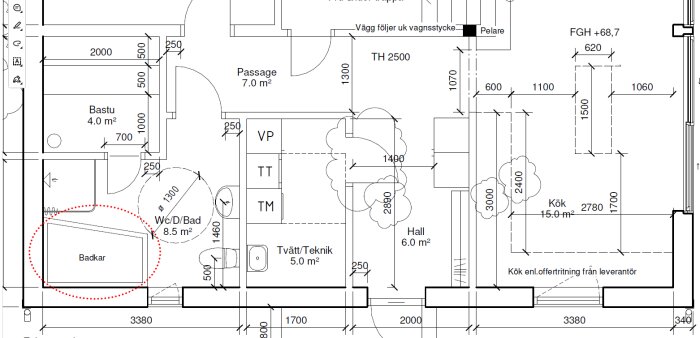 Planritning med bastu, wc/badrum och kök, inkluderar mått och placering av badkar. Visar teknik- och tvättrum. Trädgård utanför.
