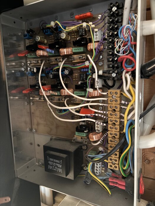 Styrenhet för belysningssystem på ovanvåning med kablar och komponenter, potentiellt problemkälla enligt elektriker.