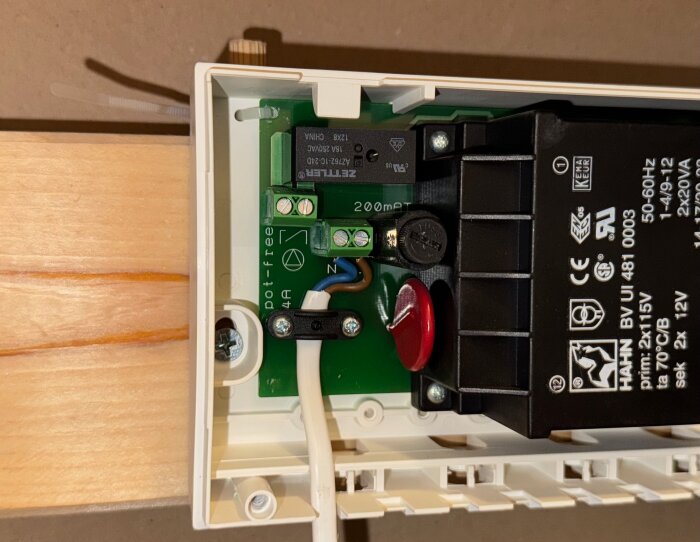 En elektrisk krets på ett kretskort med fästanordningar och en buntband för att skapa spänning och minska ljud från komponenterna.