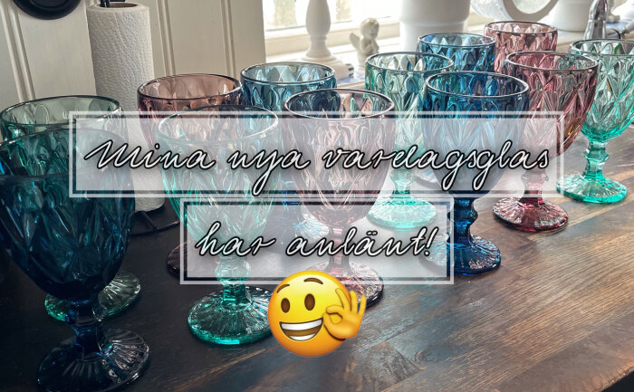 Flera färgglada vardagsglas står på ett bord med texten "Mina nya vardagsglas har anlänt!" över bilden.