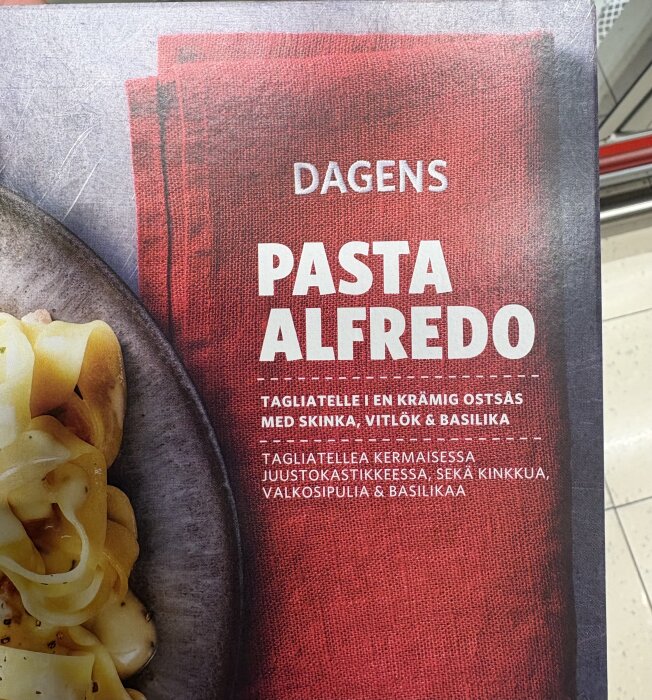 Förpackning med text "Dagens Pasta Alfredo" och visar tagliatelle i krämig ostsås med skinka, vitlök och basilika.