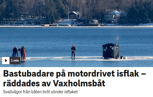 Personer på ett motoriserat isflak på en sjö, med en räddningsinsats på gång. En bastulika konstruktion står på isen nära dem.