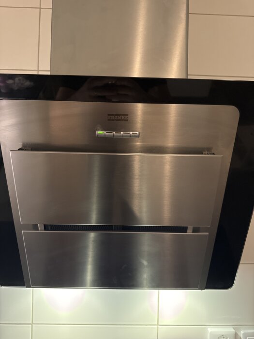 Köksfläkt i rostfritt stål med kontrollpanel.