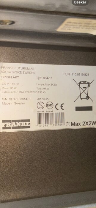 Etikett på spisfläkt från Franke Futurum AB med modellnummer 934-16, strömförsörjning 230V, motor 90W, tillverkad i Sverige.
