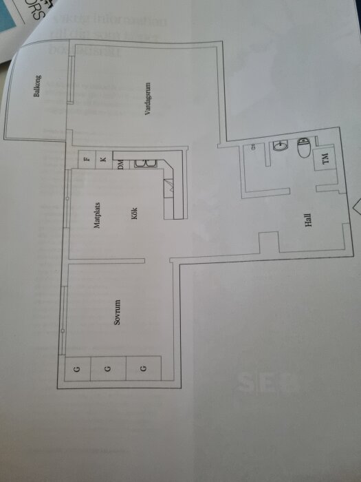 Planskiss av en lägenhet med vardagsrum, sovrum, kök, balkong och badrum. Diskussion om att dela av ett rum för en tonåring.