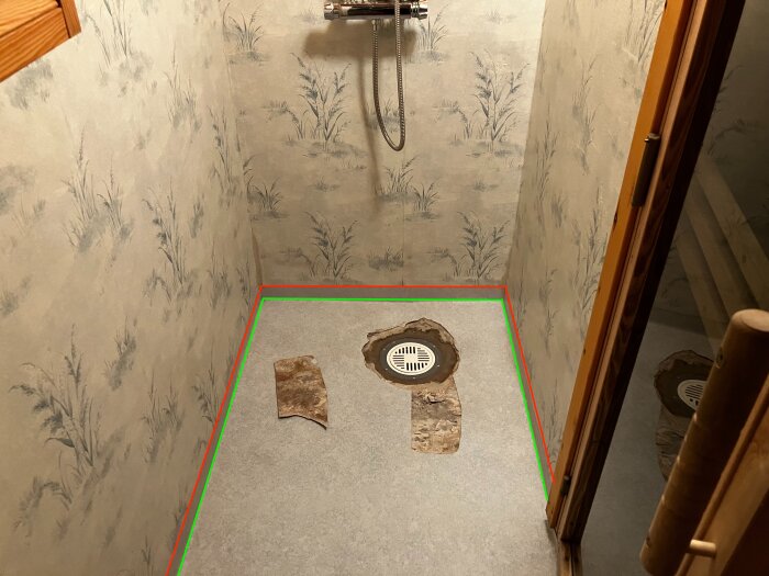 Duschrum med uppskuren våtrumsmatta runt en nyinstallerad golvbrunn. Röda och gröna linjer visar möjliga skarvar för tätning.