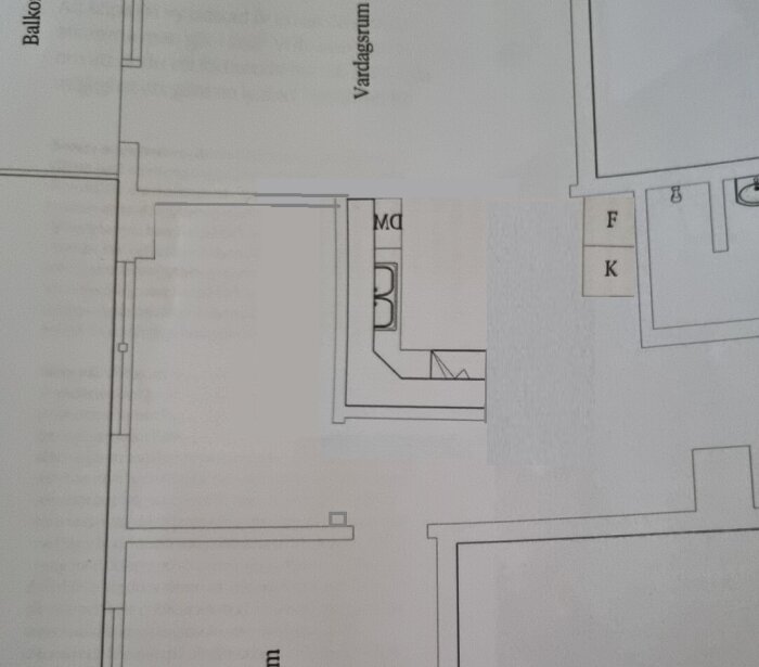 Planritning av en lägenhet med kök, markerad med textformat och ikoner för ändringar.