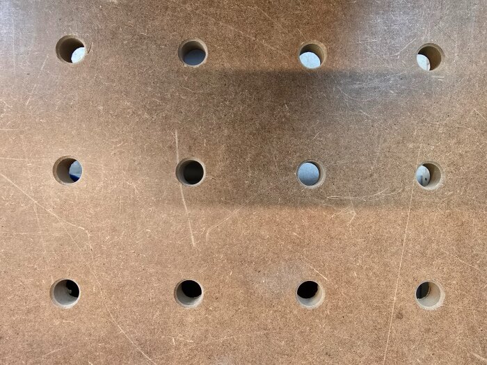 MDF-skiva med jämnt fördelade 20 mm hål, används för att tillverka exakta MFT-hålskivor.