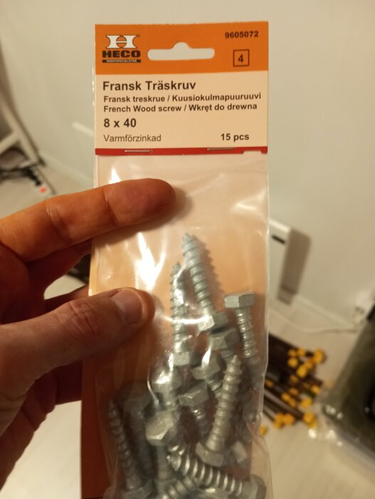 Förpackning med franska träskruvar, varmförzinkade 8x40 mm, innehållande 15 skruvar för byggställning.