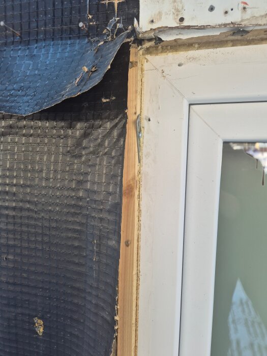 Fönsterkarm med minimal spalt mot reglar och svart byggmaterial, problematiskt för fogning.