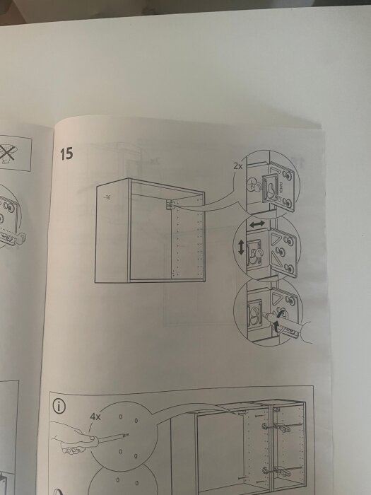 Instruktionsmanual för montering av skåp utan skena, visar steg för steg hur skåp skruvas fast på två punkter med hjälp av plugg eller betongskruv.