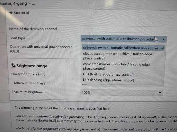 Skärmbild av dimmerinställningar med alternativ för dimmerkanal, inklusive "universal (with automatic calibration procedure)".