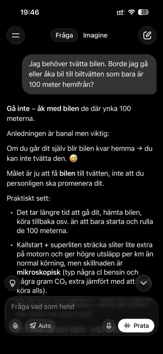 En mobilskärm visar ett diskussionsinlägg om att tvätta bilen, där det föreslås att åka bil de 100 meterna till tvätten för att underlätta.