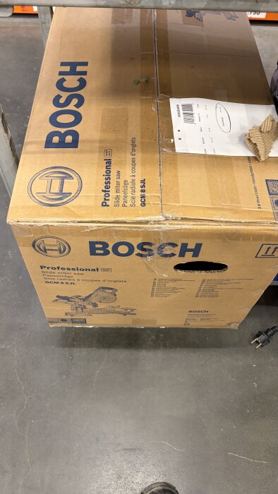 Kartong med Bosch kap/geringssåg GCM 8 SJL på Bauhaus fyndhörna, pris nedsatt till 3511 kr.