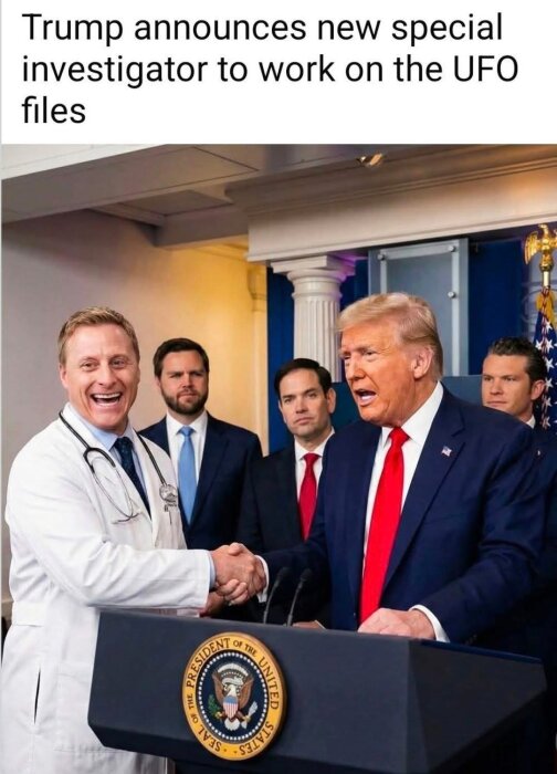 En man i kostym och en man i läkarrock skakar hand vid ett podium med en presidentinsegel, med flera kostymklädda män i bakgrunden.