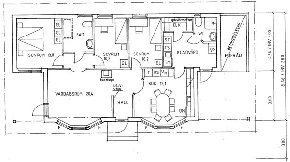 Detaljerad planritning över ett hus med rum: tre sovrum, badrum, vardagsrum, hall och kök med matplats. Förråd och garage syns ej.