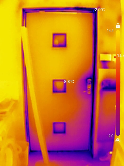 Termografisk bild av en ytterdörr visar värmeläckage och dålig isolering, där temperaturen varierar från -2,0°C till 8,8°C.
