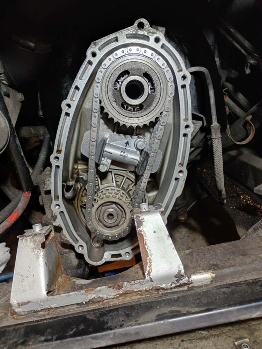 Saab motorkomponent med kedja och kugghjul synlig under reparation för att justera utväxling.