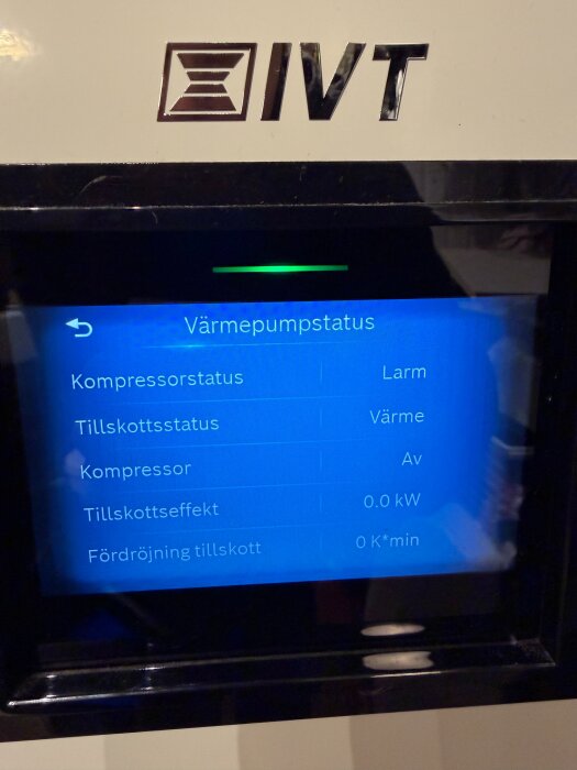IVT värmepumps display visar kompressorstatus som "Larm" och kompressor som "Av", med tillskottsstatus "Värme".