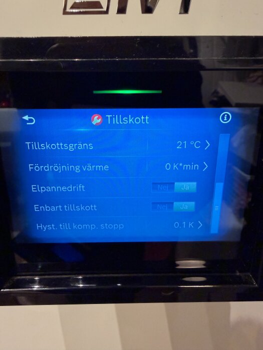 Skärm på en IVT-pump visar inställningar för elpannedrift och tillskott, med aktiverad elpannedrift samt olika temperatur- och fördröjningsinställningar.