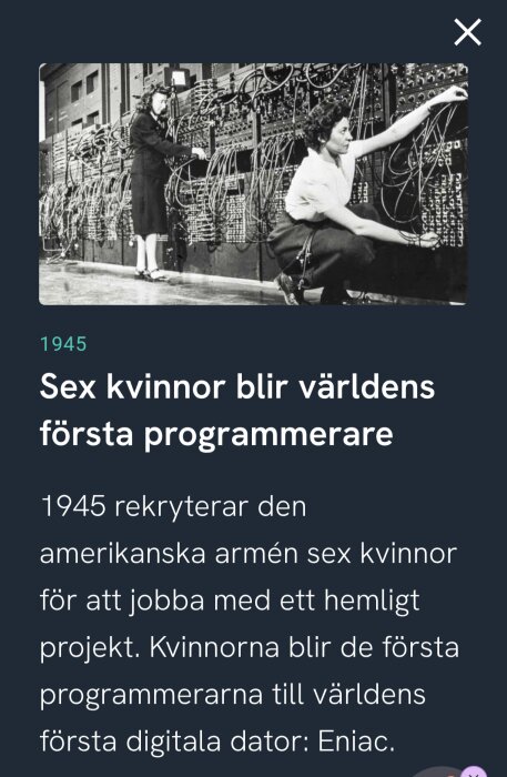 Svartvitt foto av två kvinnor som arbetar vid ENIAC-datorn 1945, den första digitala datorn.