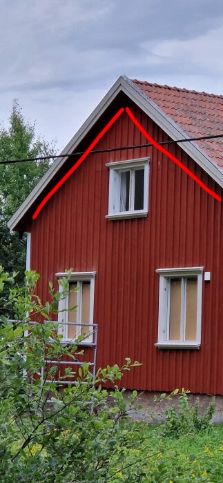Rött hus från 1941 med takutsprång markerat i rött för att diskutera frostproblem och ventilation.