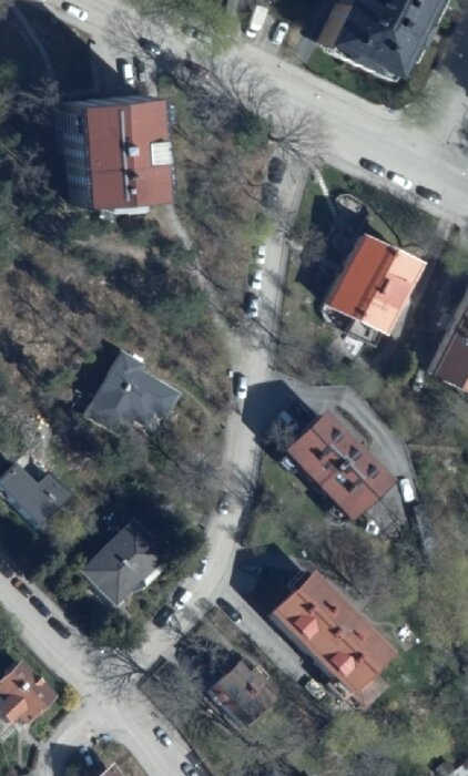 Flygbild av flerbostadshus och gator vid Ekstigen i Solna, med omgivande träd och parkeringar.