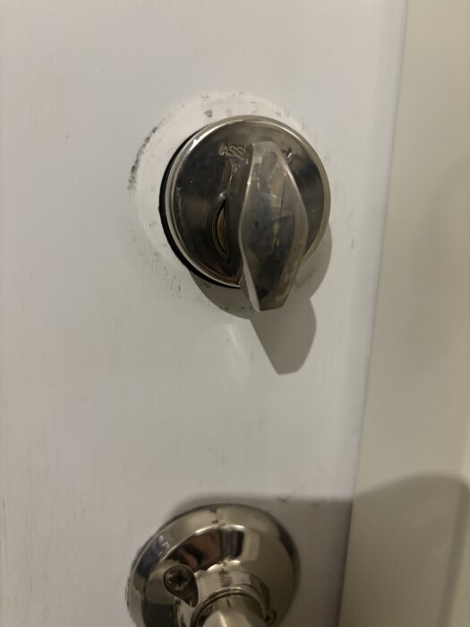 Ett dörrlås där ytterdelen tagits bort för att byta låscylinder.